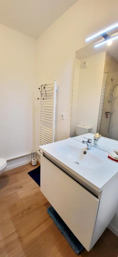 Moderne Finement Decore Avec Balcon A Centre Appartement
