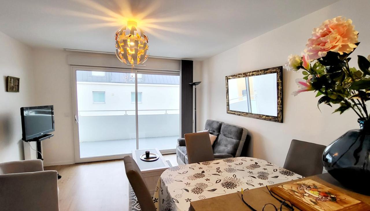 Moderne Finement Decore Avec Balcon A Centre *